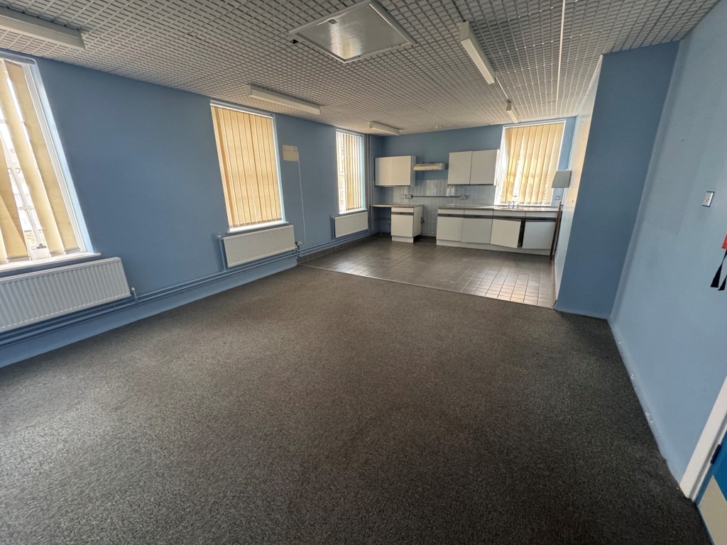 Lot: 42 - FREEHOLD PREMISES IN CENTRAL LOCATION WITH PARKING - First floor - staff room/kitchen